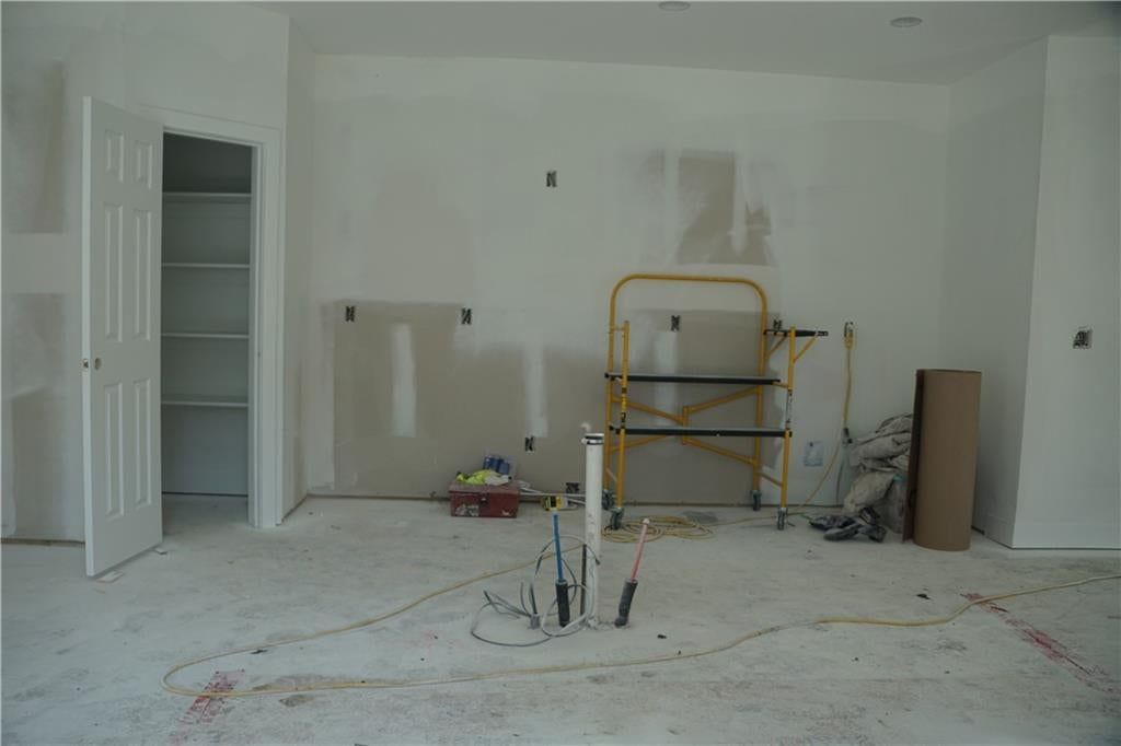 Photo 16 of 33 - 703 N Jefferson Street, Spring Hill, KS 66083