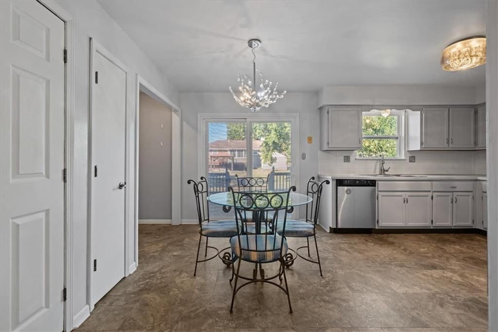 Photo 5 of 29 - 206 Pebblebrook Lane