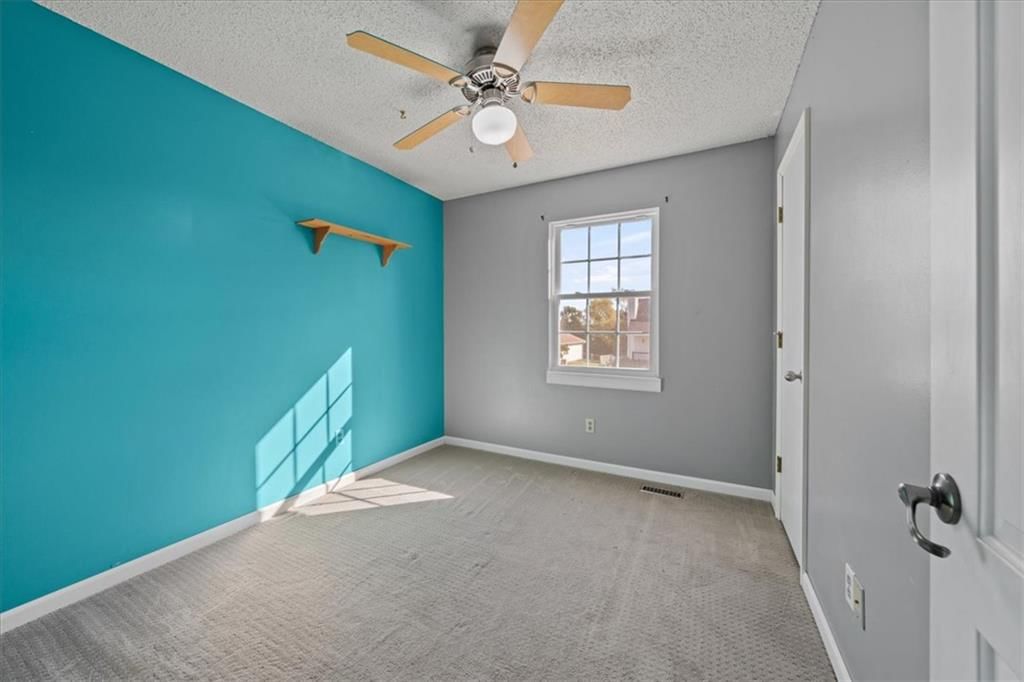 Photo 13 of 29 - 206 Pebblebrook Lane