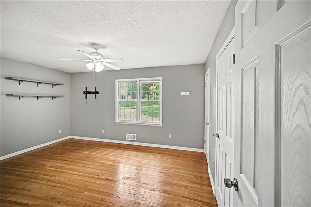 Photo 17 of 29 - 302 NE Northcrest Drive, Kansas City, MO 64116