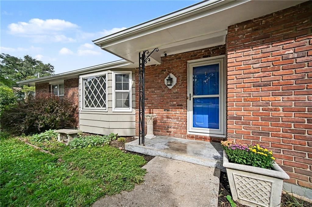 Photo 4 of 29 - 302 NE Northcrest Drive, Kansas City, MO 64116