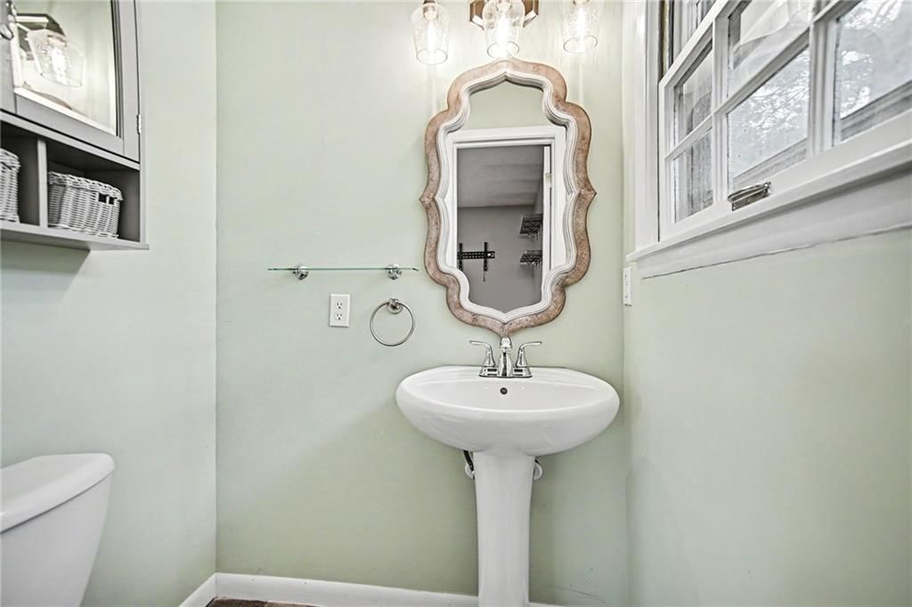 Photo 18 of 29 - 302 NE Northcrest Drive, Kansas City, MO 64116