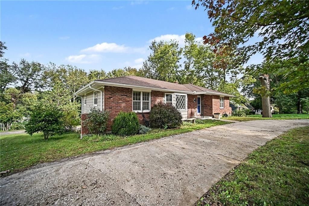 Photo 5 of 29 - 302 NE Northcrest Drive, Kansas City, MO 64116