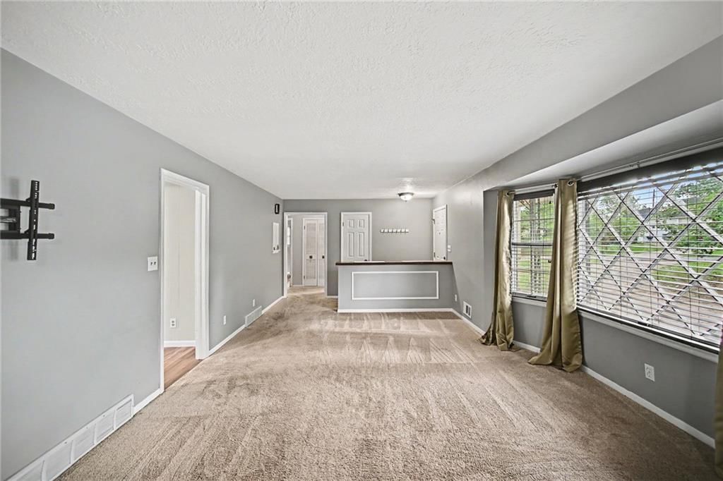 Photo 11 of 29 - 302 NE Northcrest Drive, Kansas City, MO 64116