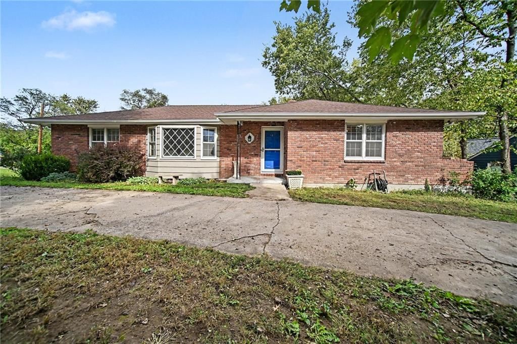 Photo 2 of 29 - 302 NE Northcrest Drive, Kansas City, MO 64116