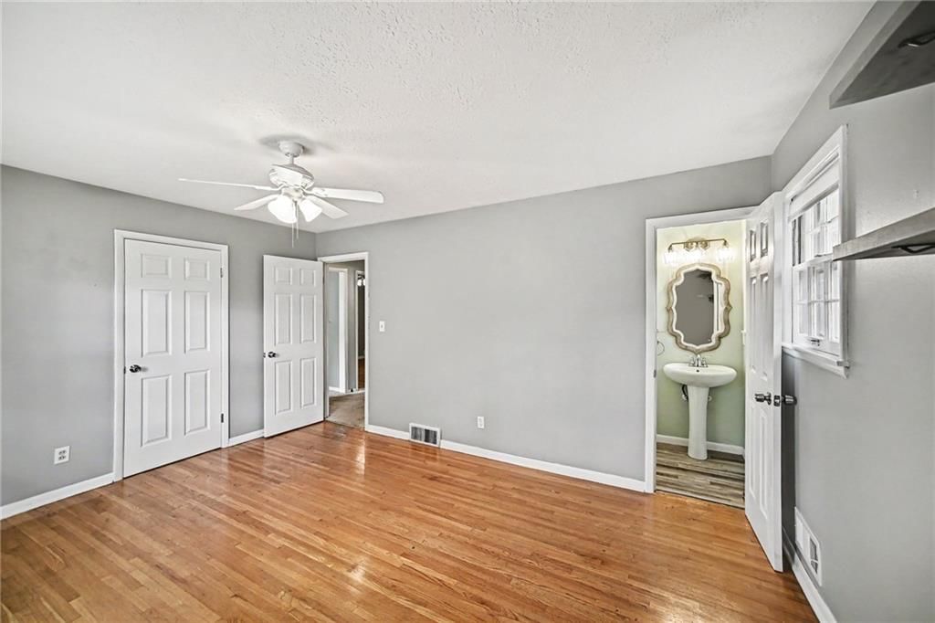 Photo 16 of 29 - 302 NE Northcrest Drive, Kansas City, MO 64116