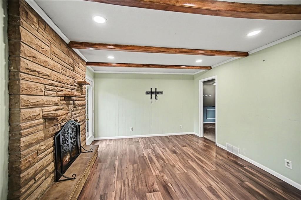 Photo 7 of 29 - 302 NE Northcrest Drive, Kansas City, MO 64116