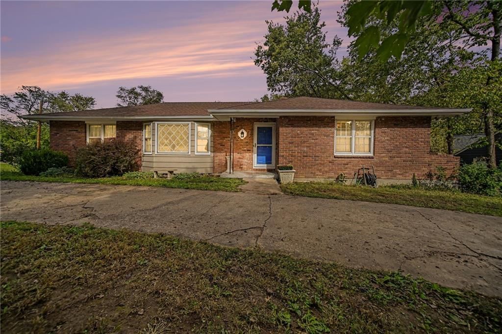 Photo 1 of 29 - 302 NE Northcrest Drive, Kansas City, MO 64116