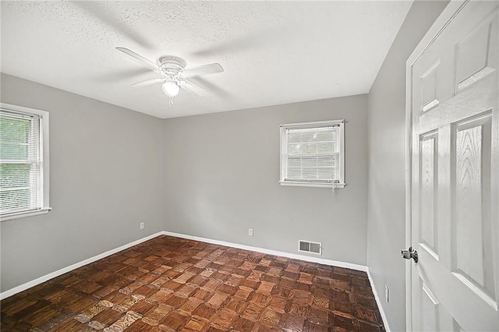 Photo 23 of 29 - 302 NE Northcrest Drive, Kansas City, MO 64116