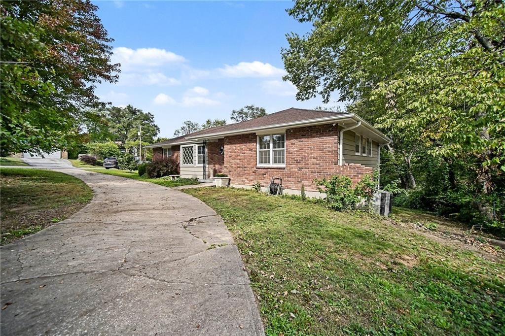 Photo 3 of 29 - 302 NE Northcrest Drive, Kansas City, MO 64116