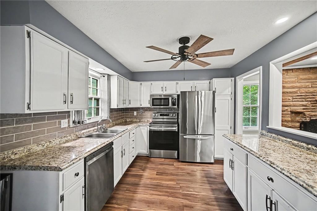 Photo 15 of 29 - 302 NE Northcrest Drive, Kansas City, MO 64116