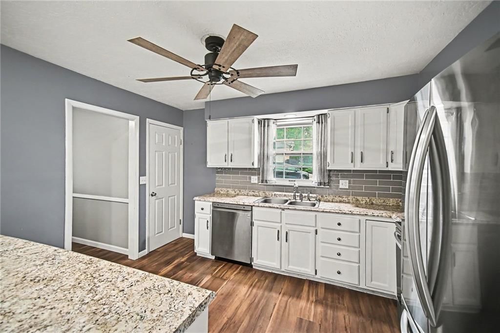Photo 14 of 29 - 302 NE Northcrest Drive, Kansas City, MO 64116