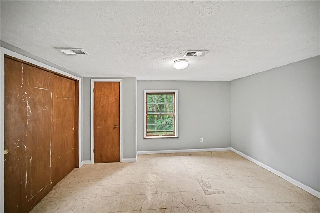Photo 20 of 29 - 302 NE Northcrest Drive, Kansas City, MO 64116