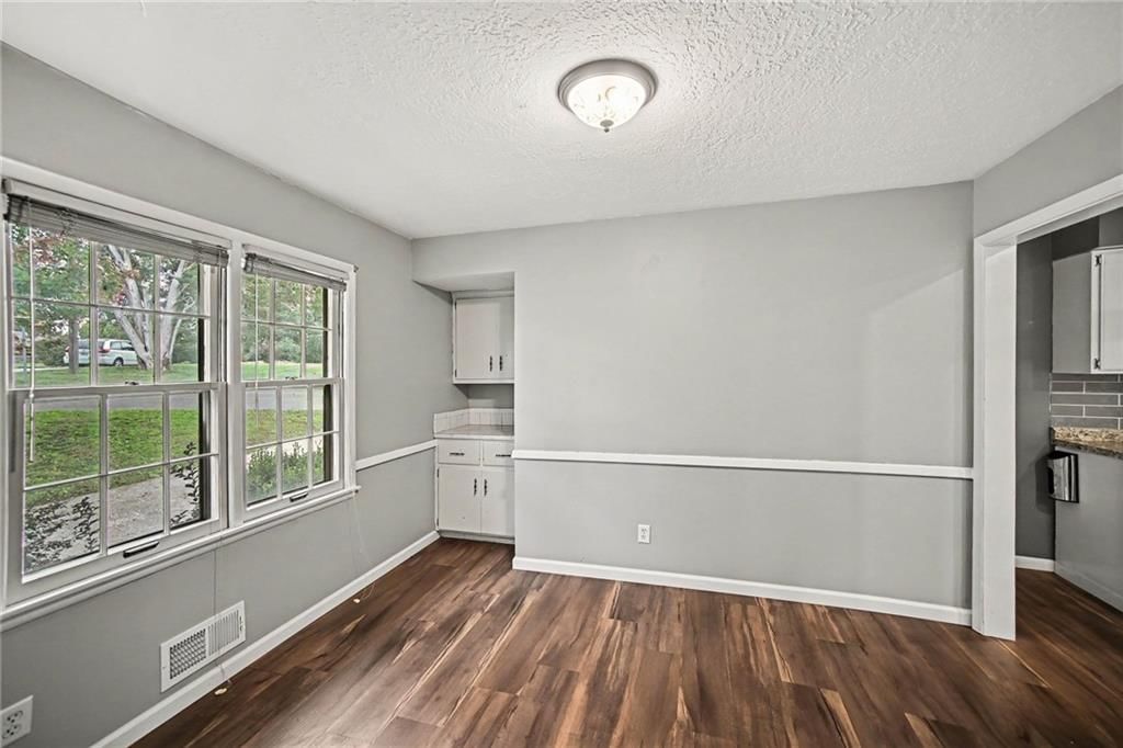 Photo 8 of 29 - 302 NE Northcrest Drive, Kansas City, MO 64116