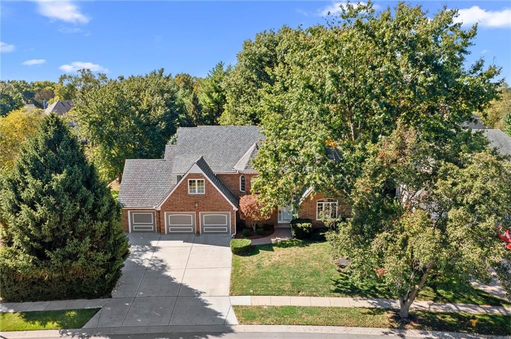 Photo 2 of 67 - 12808 Sherwood Drive, Leawood, KS 66209