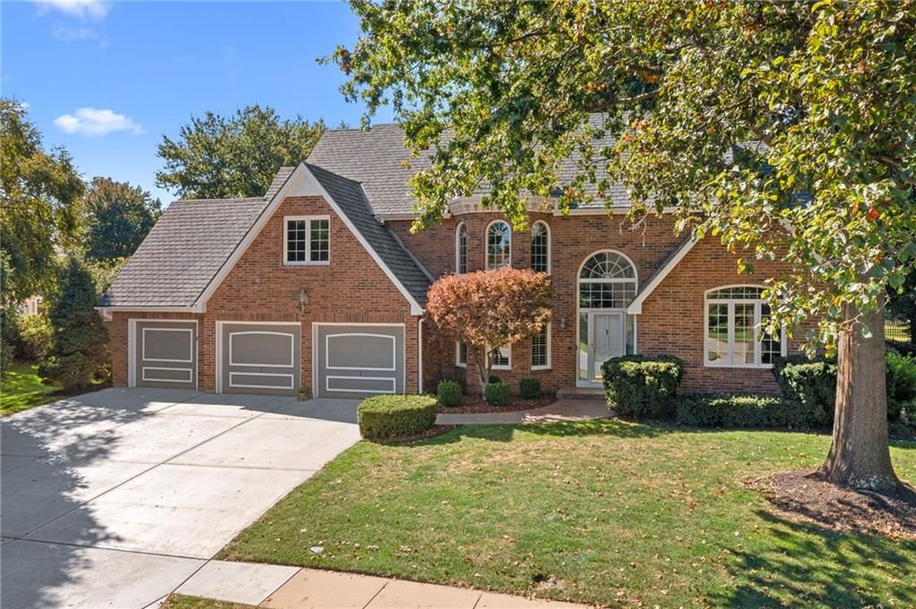 Photo 3 of 67 - 12808 Sherwood Drive, Leawood, KS 66209