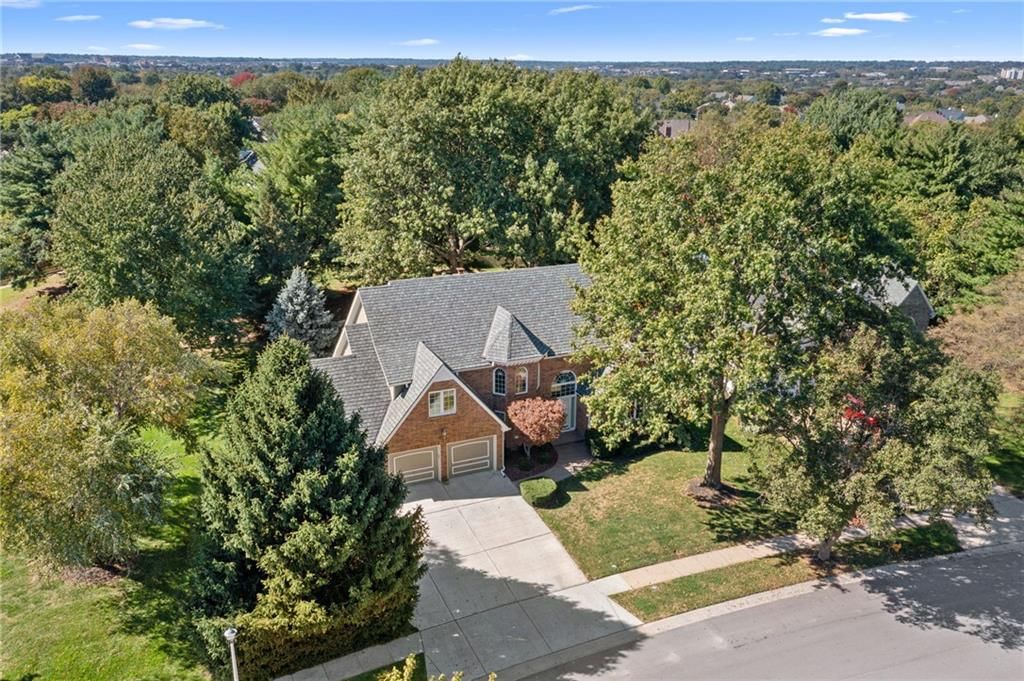 Photo 4 of 67 - 12808 Sherwood Drive, Leawood, KS 66209