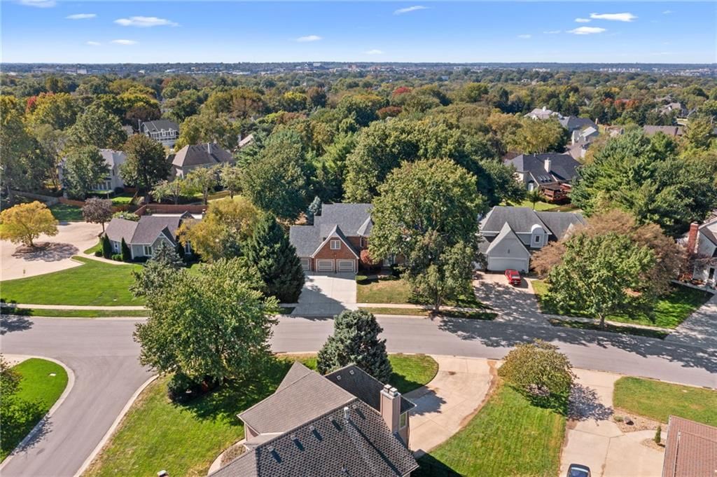 Photo 6 of 67 - 12808 Sherwood Drive, Leawood, KS 66209