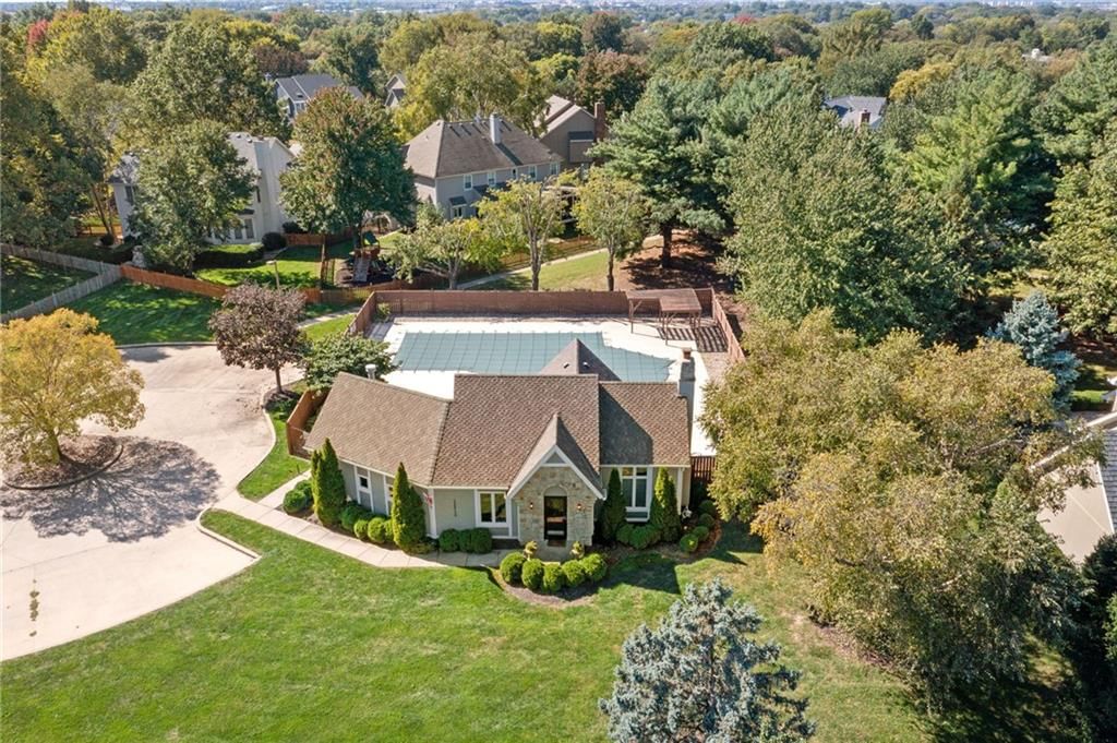 Photo 7 of 67 - 12808 Sherwood Drive, Leawood, KS 66209