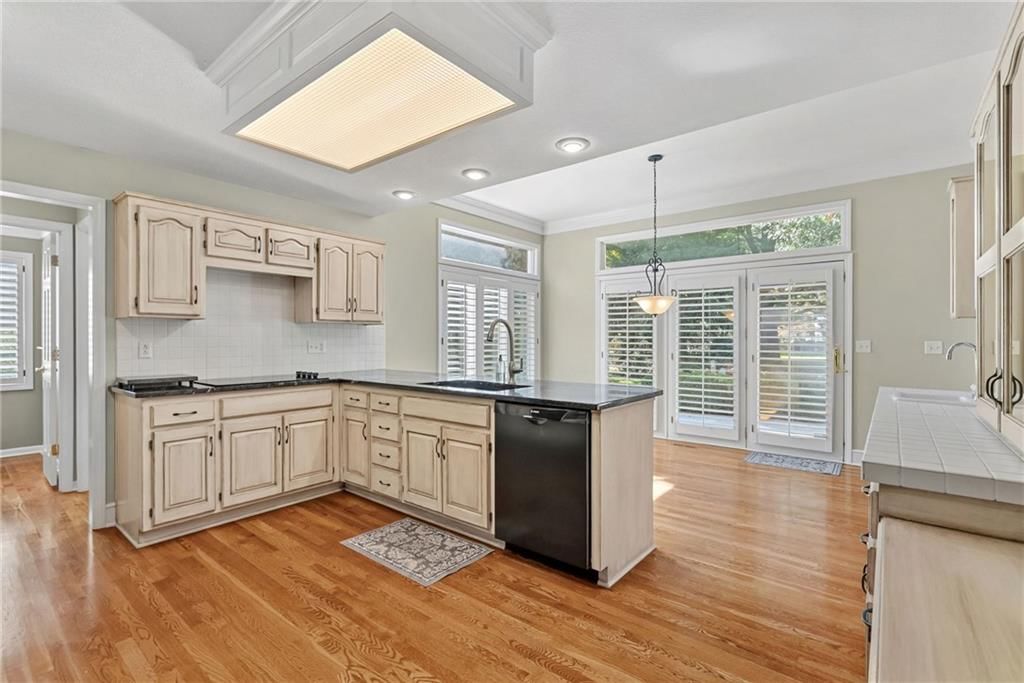 Photo 21 of 67 - 12808 Sherwood Drive, Leawood, KS 66209