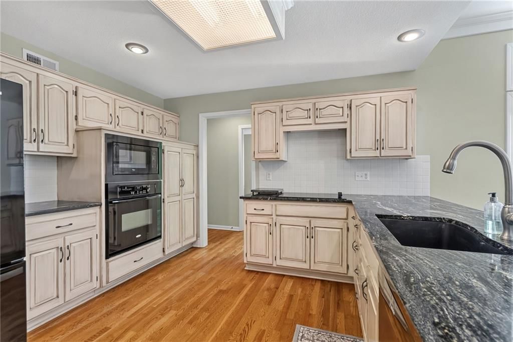 Photo 23 of 67 - 12808 Sherwood Drive, Leawood, KS 66209