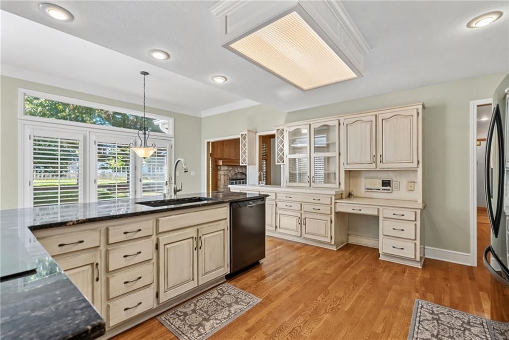 Photo 24 of 67 - 12808 Sherwood Drive, Leawood, KS 66209