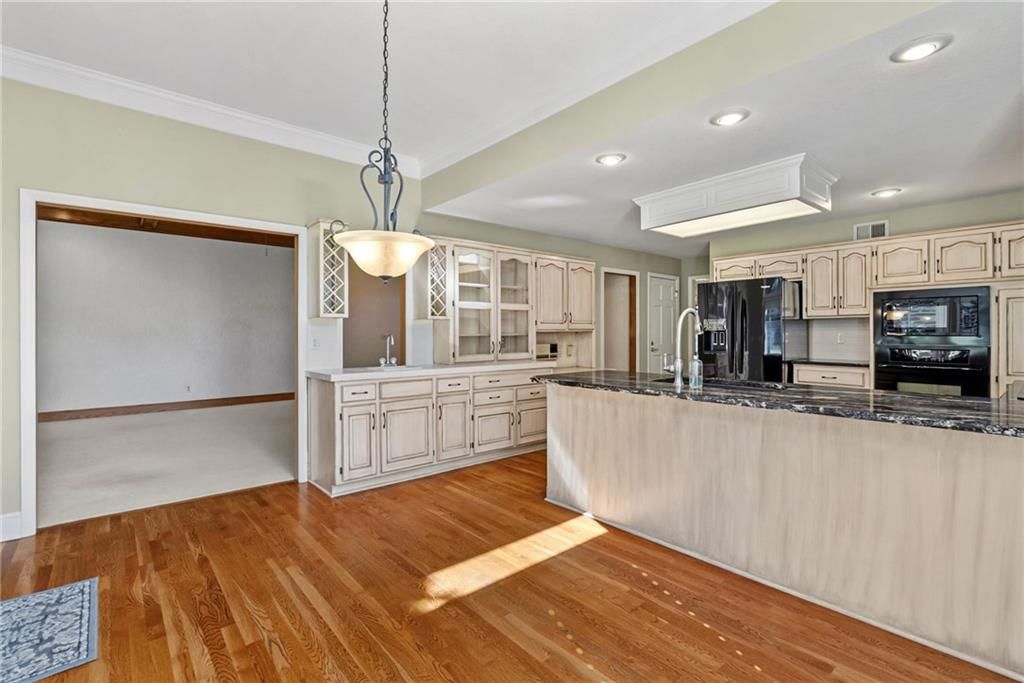 Photo 25 of 67 - 12808 Sherwood Drive, Leawood, KS 66209
