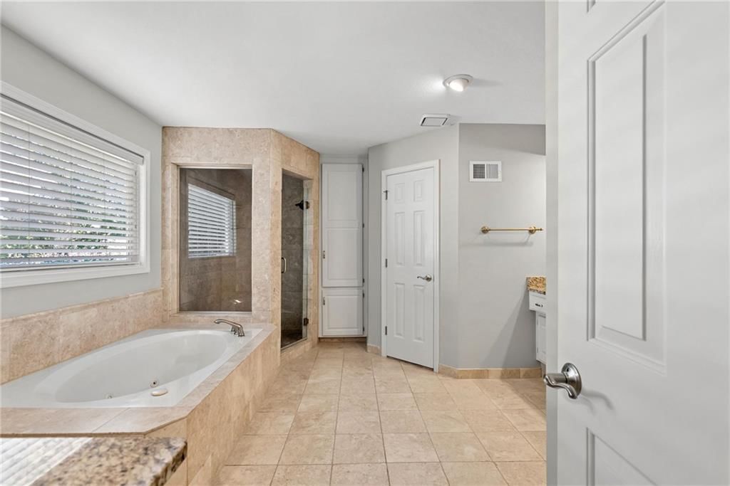 Photo 31 of 67 - 12808 Sherwood Drive, Leawood, KS 66209