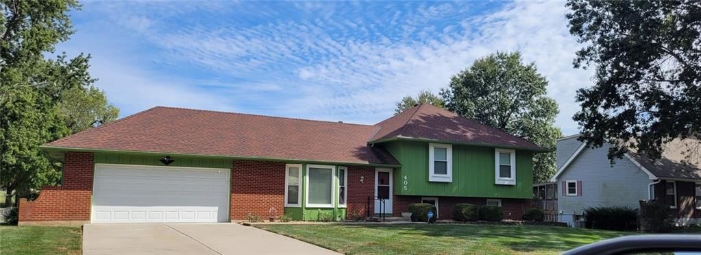 Photo 2 of 19 - 405 S Park Drive, Raymore, MO 64083