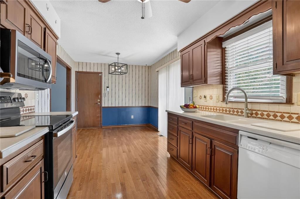 Photo 5 of 19 - 405 S Park Drive, Raymore, MO 64083