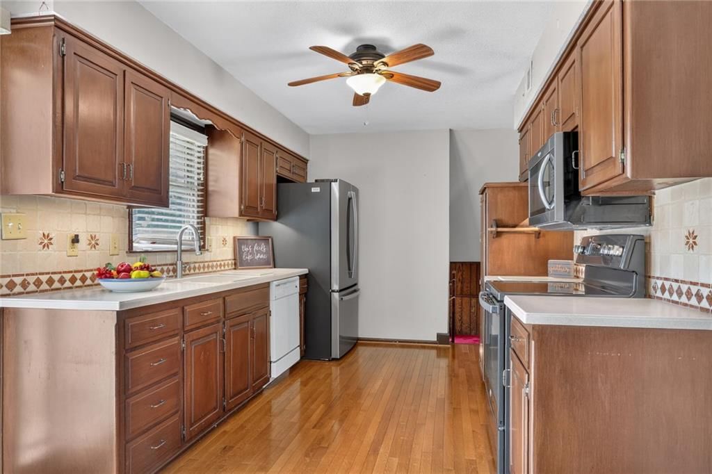 Photo 6 of 19 - 405 S Park Drive, Raymore, MO 64083