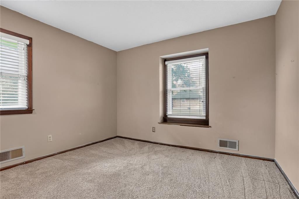 Photo 8 of 19 - 405 S Park Drive, Raymore, MO 64083