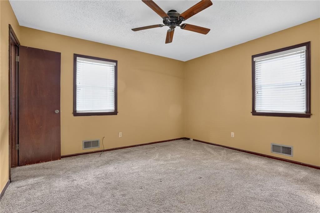 Photo 9 of 19 - 405 S Park Drive, Raymore, MO 64083
