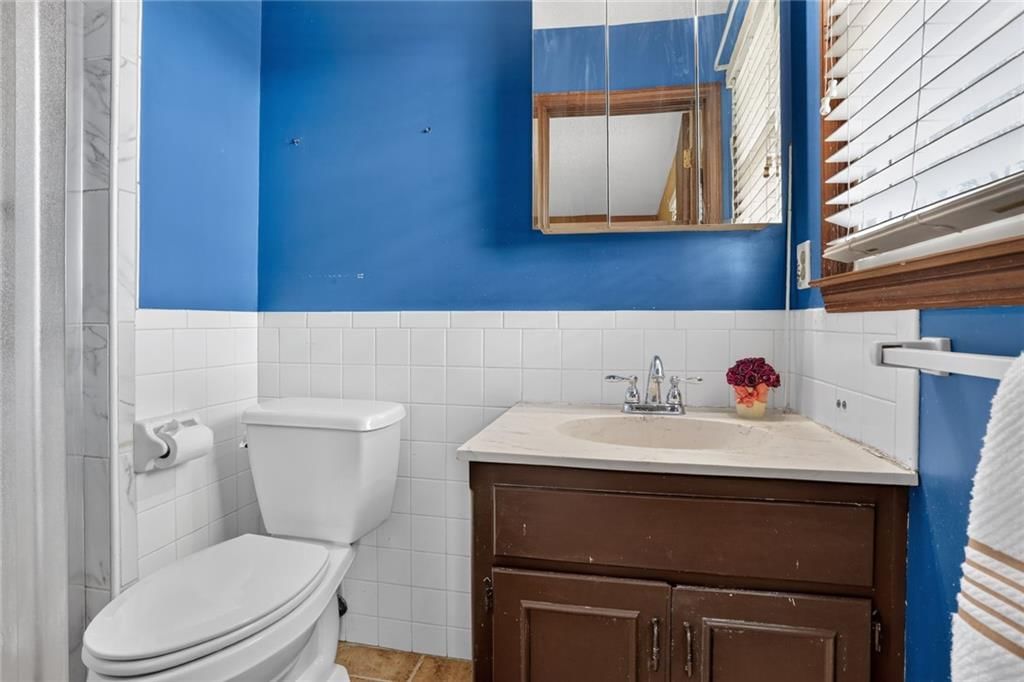 Photo 10 of 19 - 405 S Park Drive, Raymore, MO 64083