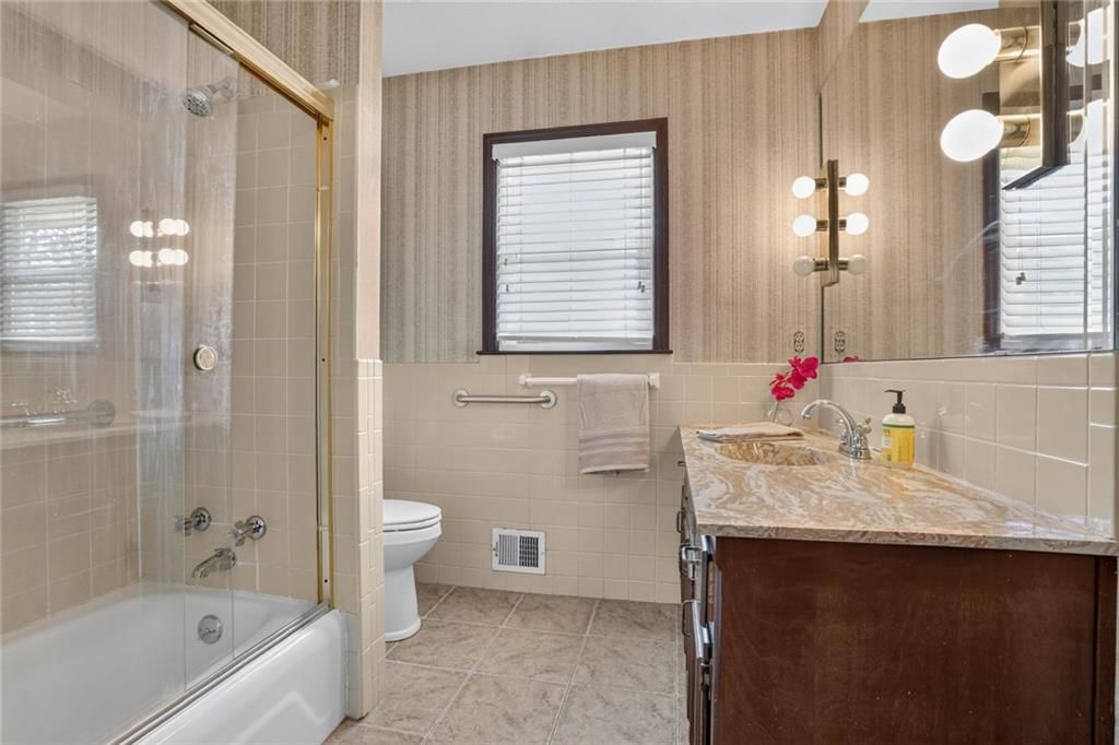 Photo 11 of 19 - 405 S Park Drive, Raymore, MO 64083