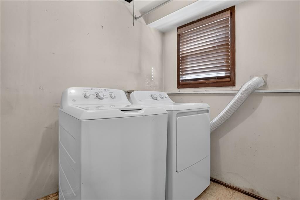 Photo 14 of 19 - 405 S Park Drive, Raymore, MO 64083