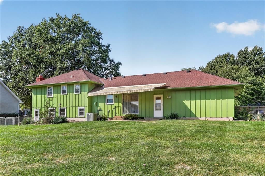 Photo 17 of 19 - 405 S Park Drive, Raymore, MO 64083