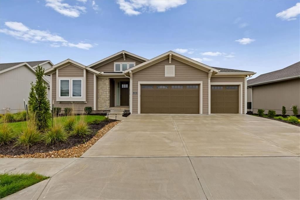 4206 W 158TH Terrace, Overland Park, KS: listing photo 2