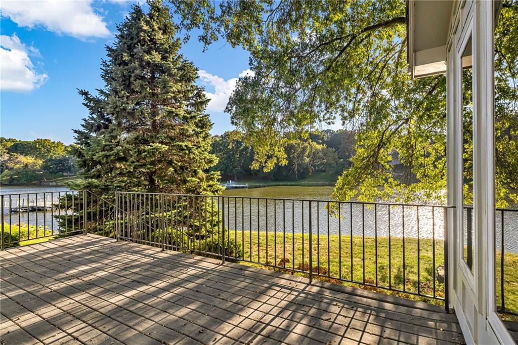 3806 NE Beechwood Drive, Lee's Summit, MO: listing photo 2