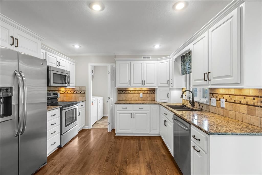 Electric range at 3806 NE Beechwood Drive, Lee's Summit, MO 64064