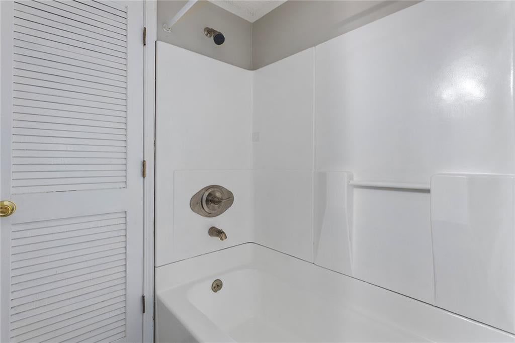 Photo 9 of 25 - 1212 Kingman Street, Leavenworth, KS 66048