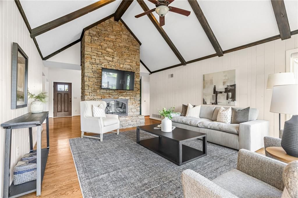 8311 NW Hillside Drive, Weatherby Lake, MO