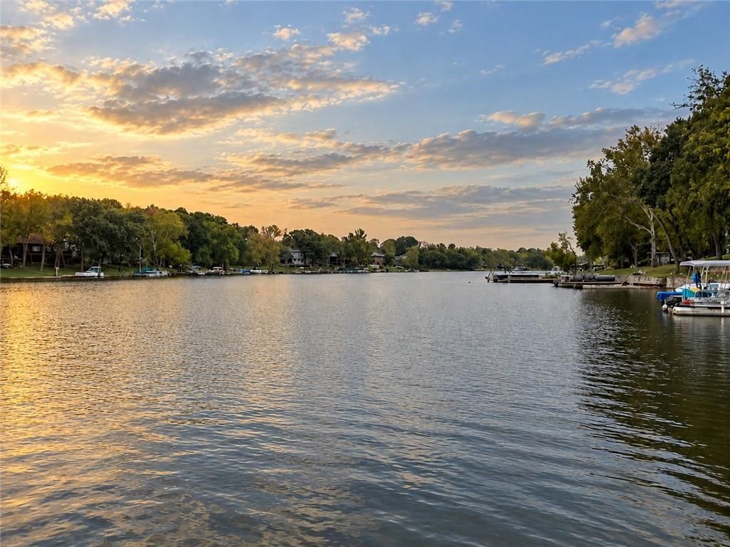 8311 NW Hillside Drive, Weatherby Lake, MO: listing photo 2