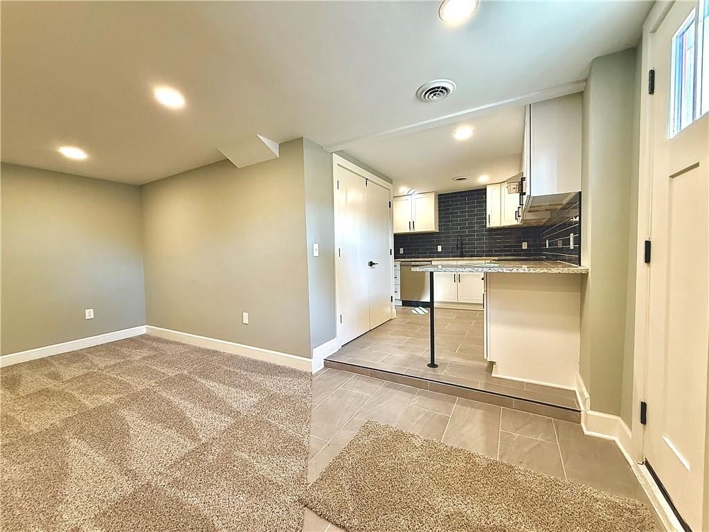 Wet bar at 4833 N Winchester Street, Kansas City, MO 64119