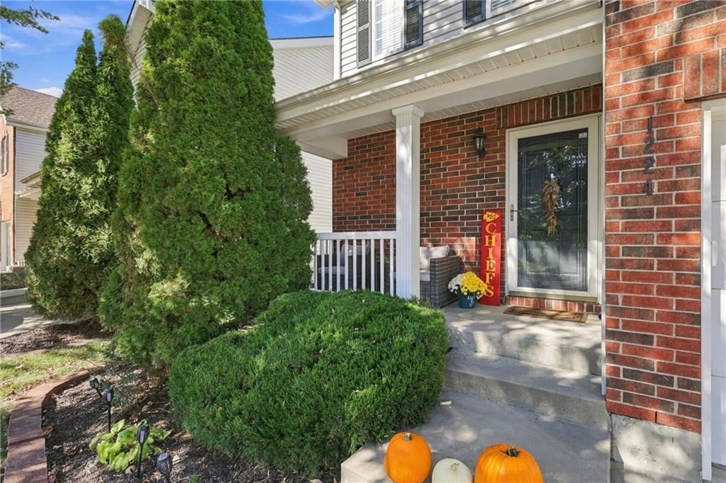 1224 SW Wysteria Drive, Lee's Summit, MO: listing photo 3