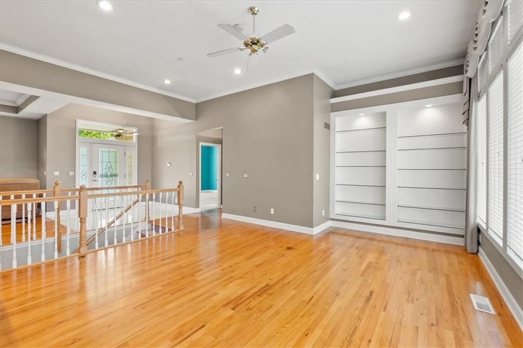 Photo 8 of 43 - 3730 S Milton Drive, Independence, MO 64055