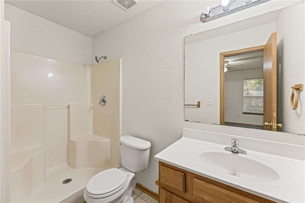 Photo 18 of 34 - 18501 E 3rd Street Court N, Independence, MO 64056