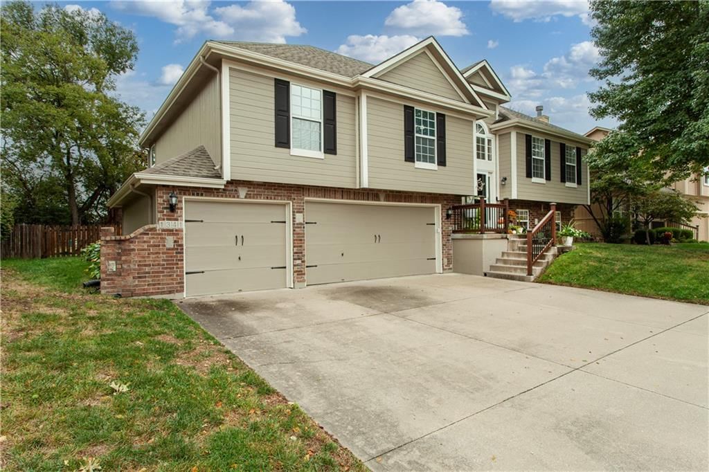 1341 SE Dalton Drive, Lee's Summit, MO: listing photo 2