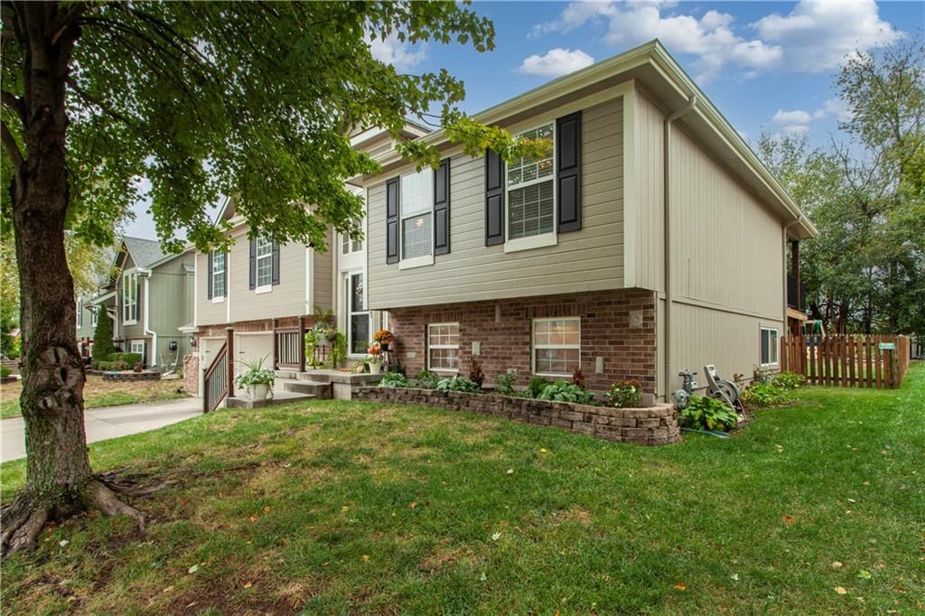 1341 SE Dalton Drive, Lee's Summit, MO: listing photo 3
