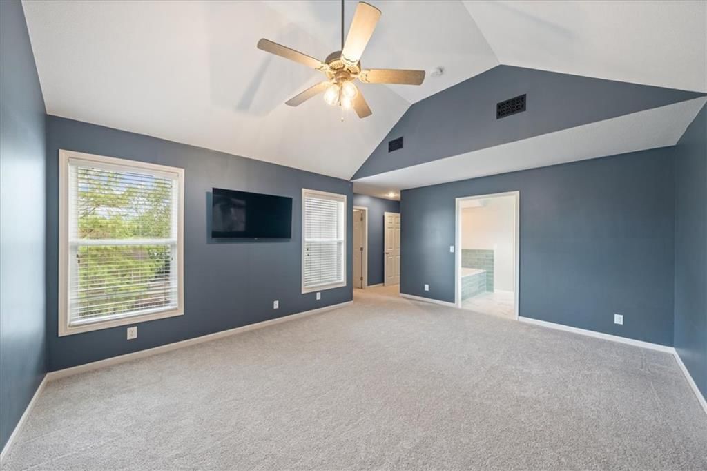 Photo 12 of 32 - 10138 Theden Circle, Lenexa, KS 66220